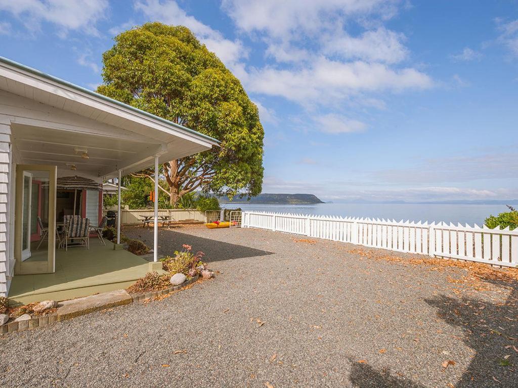 Lake Edge Cottage - Waitahanui Holiday Home מראה חיצוני תמונה