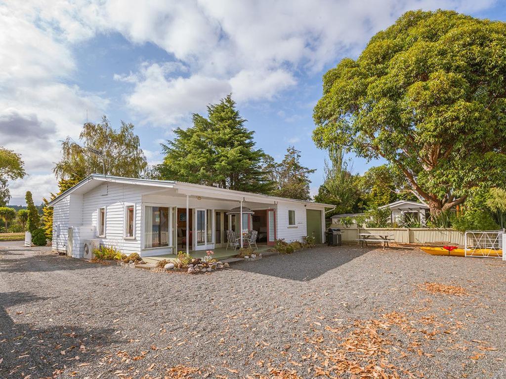 Lake Edge Cottage - Waitahanui Holiday Home מראה חיצוני תמונה