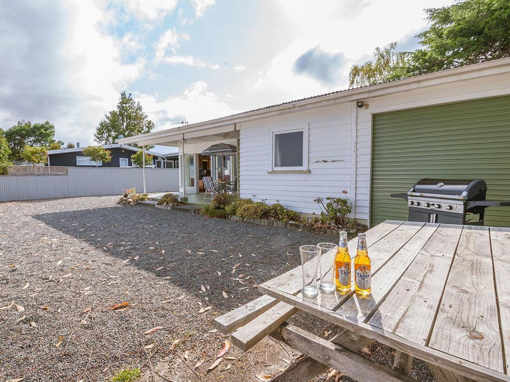 Lake Edge Cottage - Waitahanui Holiday Home מראה חיצוני תמונה