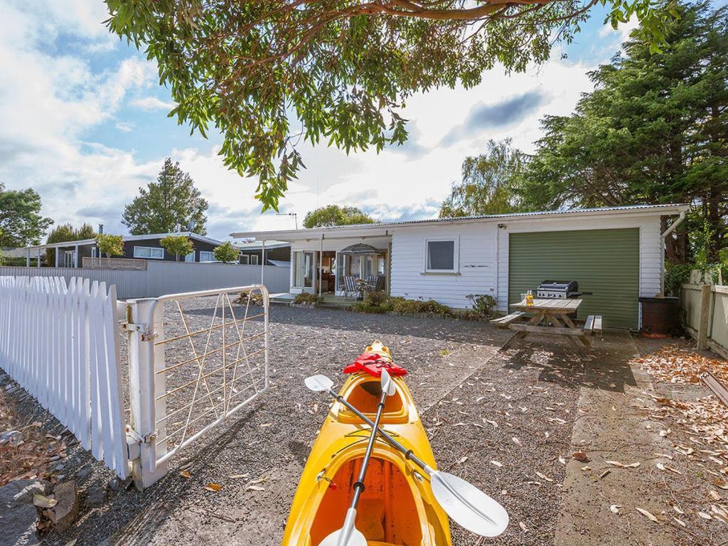 Lake Edge Cottage - Waitahanui Holiday Home מראה חיצוני תמונה