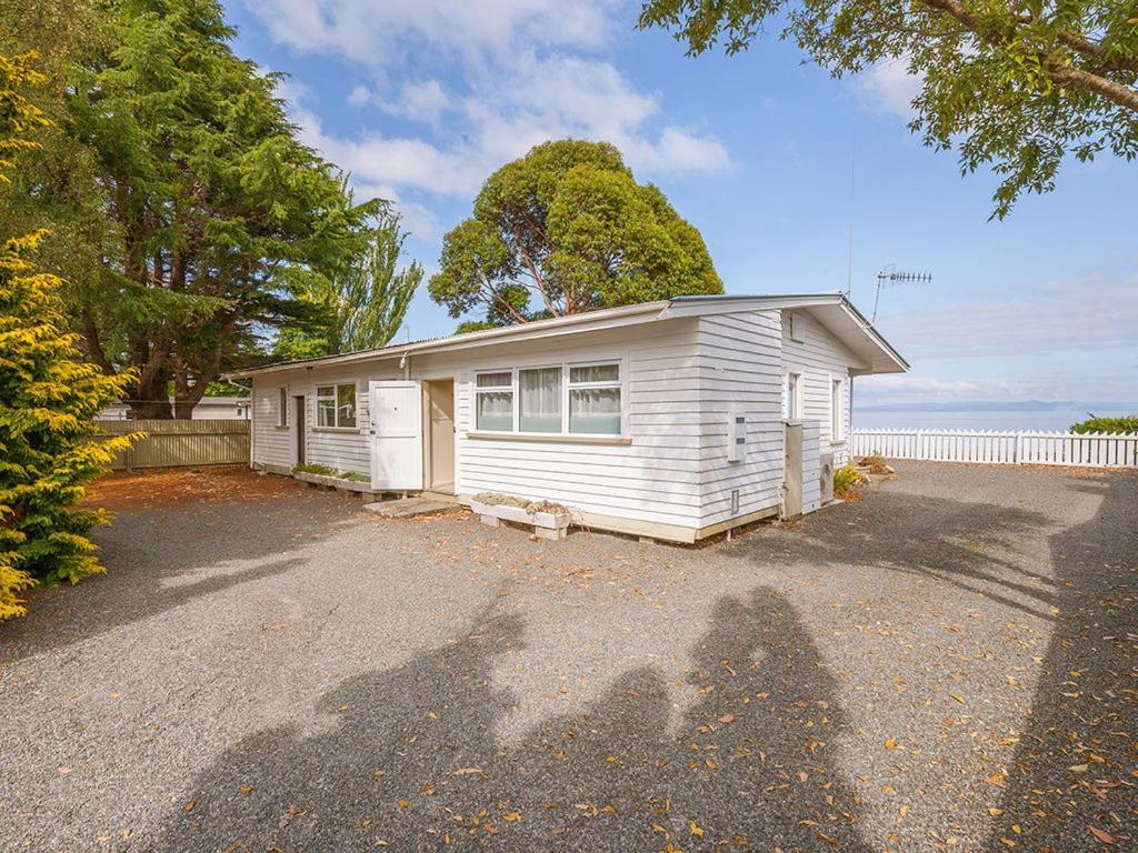 Lake Edge Cottage - Waitahanui Holiday Home מראה חיצוני תמונה
