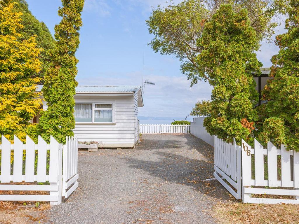 Lake Edge Cottage - Waitahanui Holiday Home מראה חיצוני תמונה